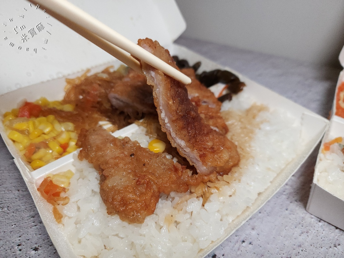 明峰烤肉飯 ｜板橋在地激推排隊便當！烤肉、雞腿、排骨飯都銷魂，價格平實、配菜還可自選