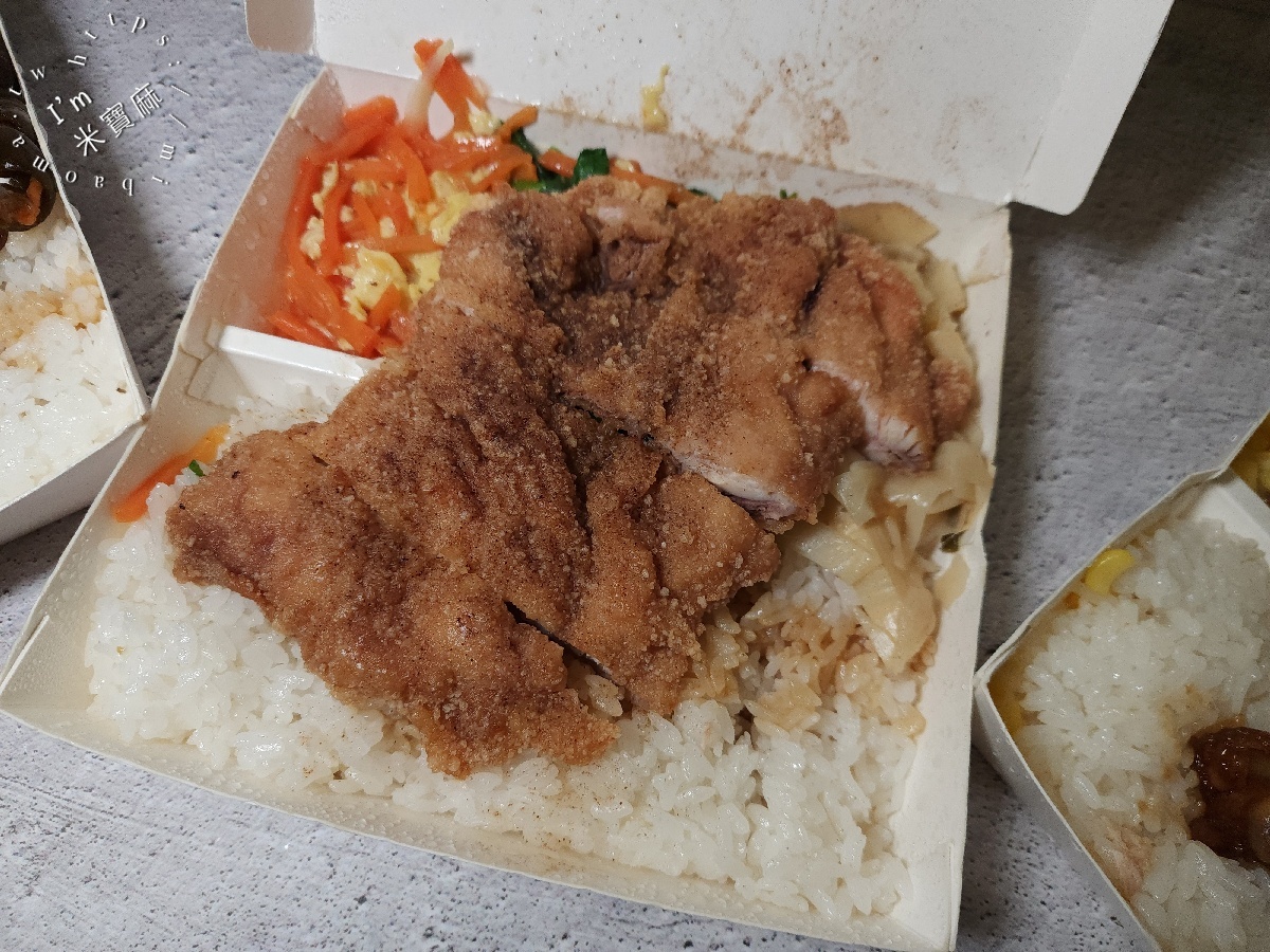 明峰烤肉飯 ｜板橋在地激推排隊便當！烤肉、雞腿、排骨飯都銷魂，價格平實、配菜還可自選