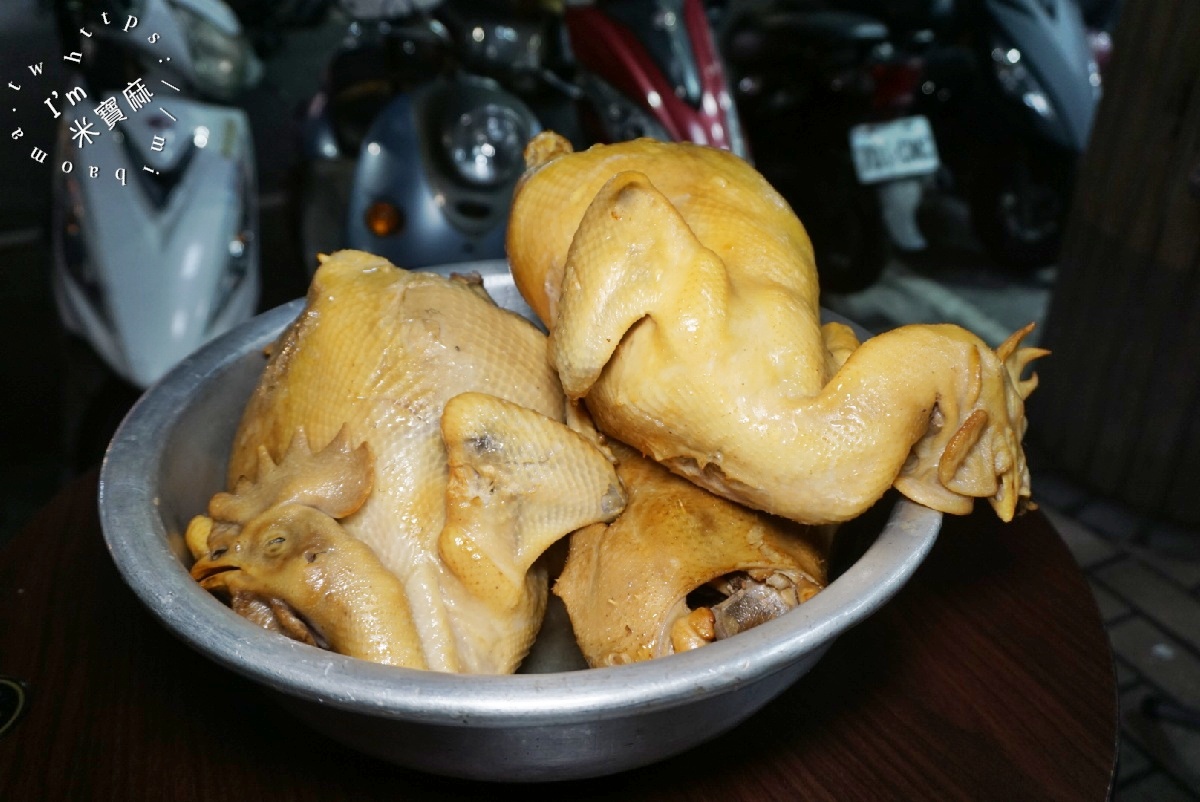 廟口臭豆腐（新莊廟街）｜新莊臭豆腐，在地老字號！煙燻雞肉飯、紅糟肉圓，一站滿足你的小吃胃