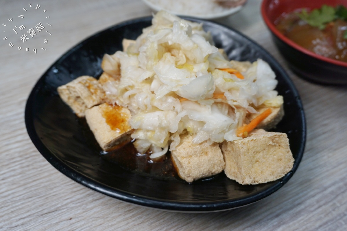 廟口臭豆腐（新莊廟街）｜新莊臭豆腐，在地老字號！煙燻雞肉飯、紅糟肉圓，一站滿足你的小吃胃