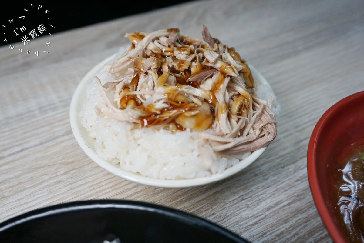 廟口臭豆腐（新莊廟街）｜新莊臭豆腐，在地老字號！煙燻雞肉飯、紅糟肉圓，一站滿足你的小吃胃