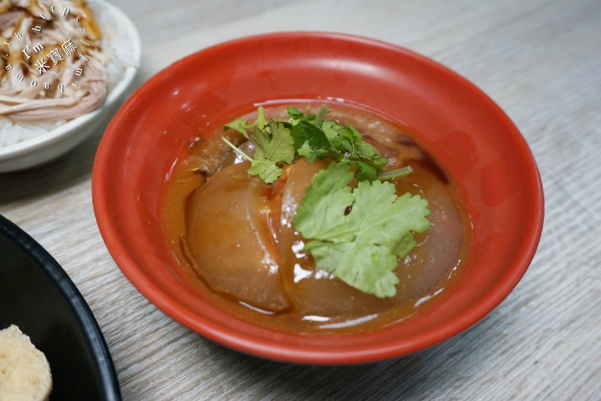 廟口臭豆腐（新莊廟街）｜新莊臭豆腐，在地老字號！煙燻雞肉飯、紅糟肉圓，一站滿足你的小吃胃