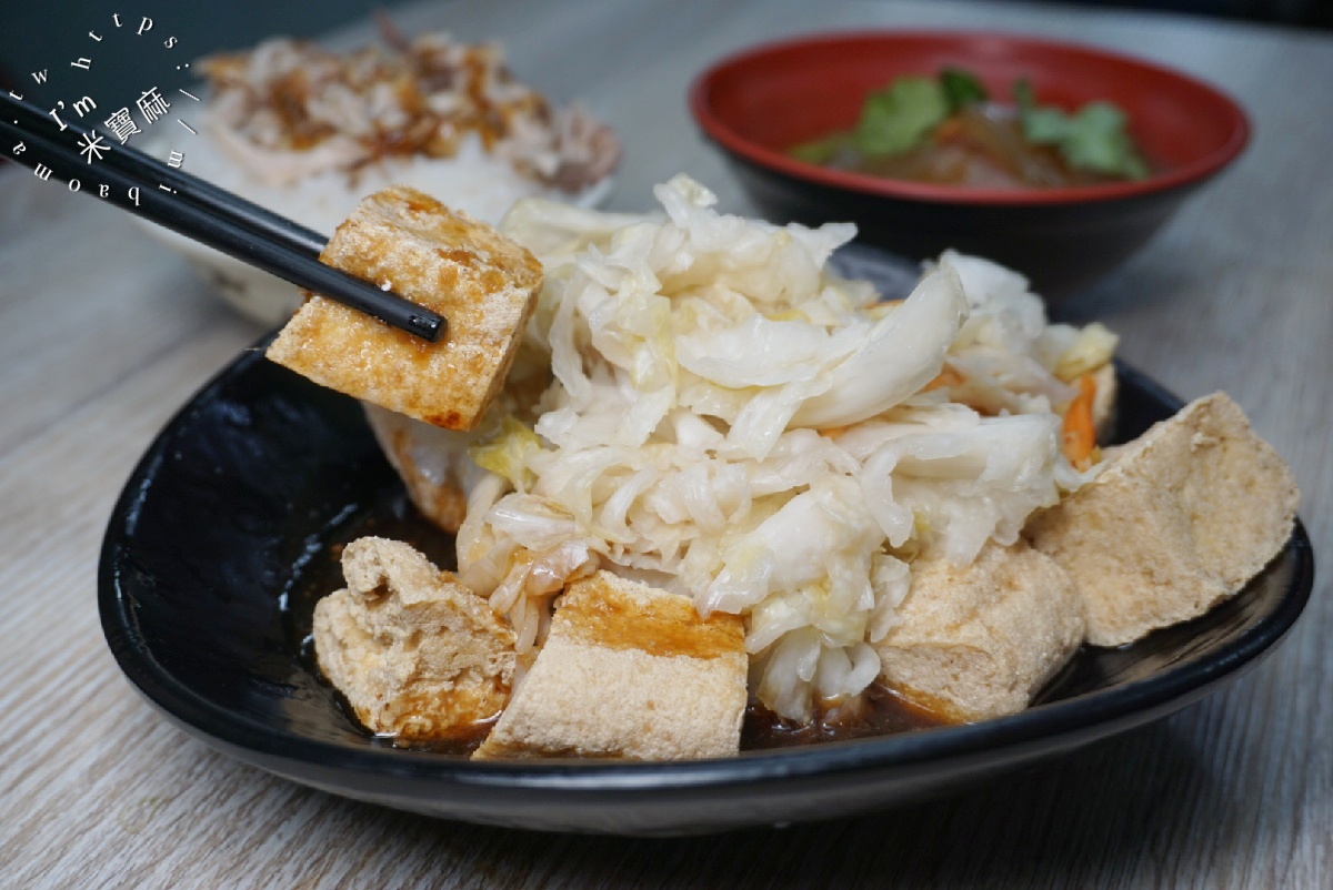 廟口臭豆腐（新莊廟街）｜新莊臭豆腐，在地老字號！煙燻雞肉飯、紅糟肉圓，一站滿足你的小吃胃