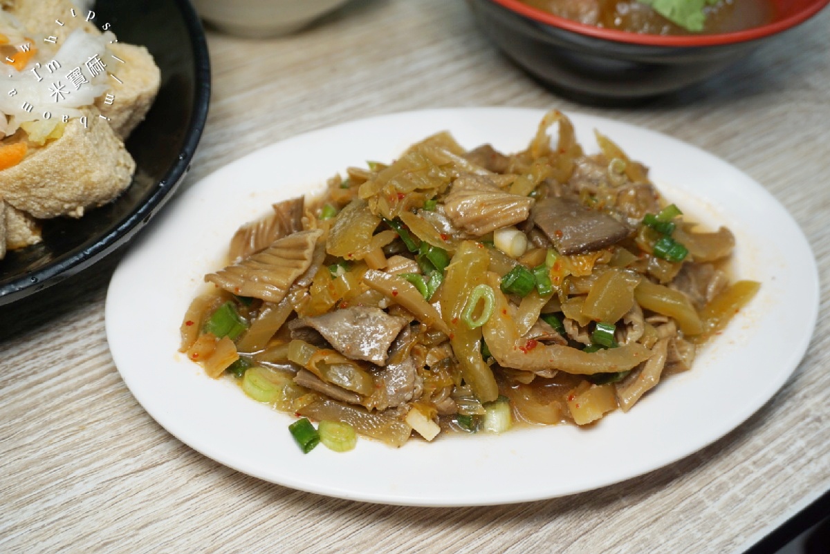 廟口臭豆腐（新莊廟街）｜新莊臭豆腐，在地老字號！煙燻雞肉飯、紅糟肉圓，一站滿足你的小吃胃