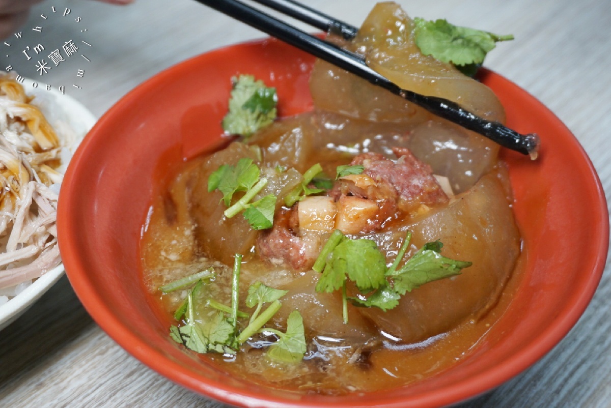 廟口臭豆腐（新莊廟街）｜新莊臭豆腐，在地老字號！煙燻雞肉飯、紅糟肉圓，一站滿足你的小吃胃