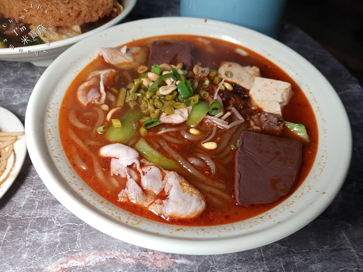 初戀螺螄粉 酸辣粉｜興南夜市美食，辣度酸度客製化，必加炸蛋、土豆絲，重慶柳州雙重享受！