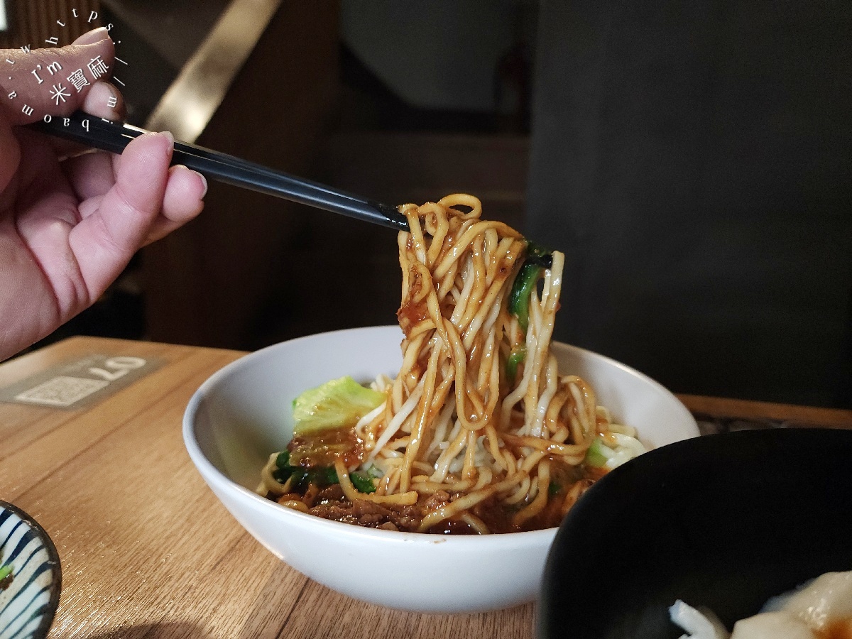 乾麵居｜桃園大溪美食，人氣爆棚的文青麵店，必點辛辣乾麵與特色小菜