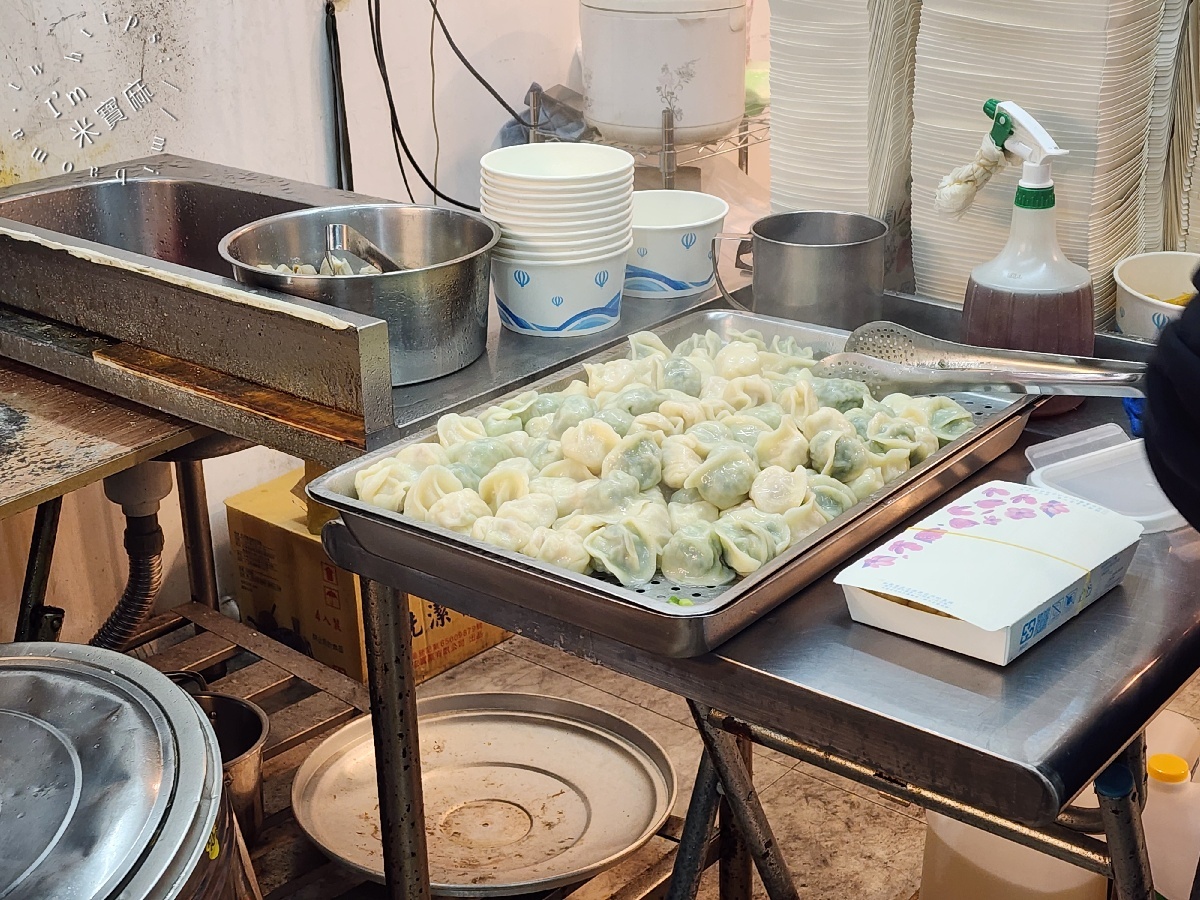 黑豬肉水餃 中和興南店｜興南夜市美食，4元佛心價！手工現包皮薄餡甜，暖胃四神湯、酸辣湯