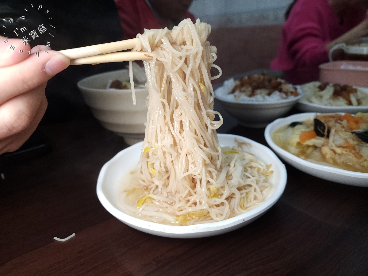 坤哥排骨酥麵|延三夜市美食,暖心排骨酥麵與銷魂魯肉飯,捷運台北橋站周邊古早味美食推薦 坤哥排骨酥麵|延三夜市美食,暖心排骨酥麵與銷魂魯肉飯,捷運台北橋站周邊古早味美食推薦