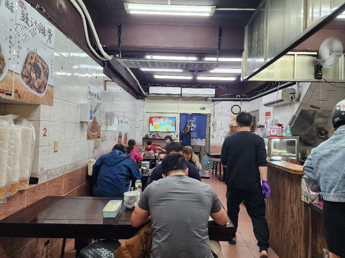 坤哥排骨酥麵|延三夜市美食,暖心排骨酥麵與銷魂魯肉飯,捷運台北橋站周邊古早味美食推薦 坤哥排骨酥麵|延三夜市美食,暖心排骨酥麵與銷魂魯肉飯,捷運台北橋站周邊古早味美食推薦