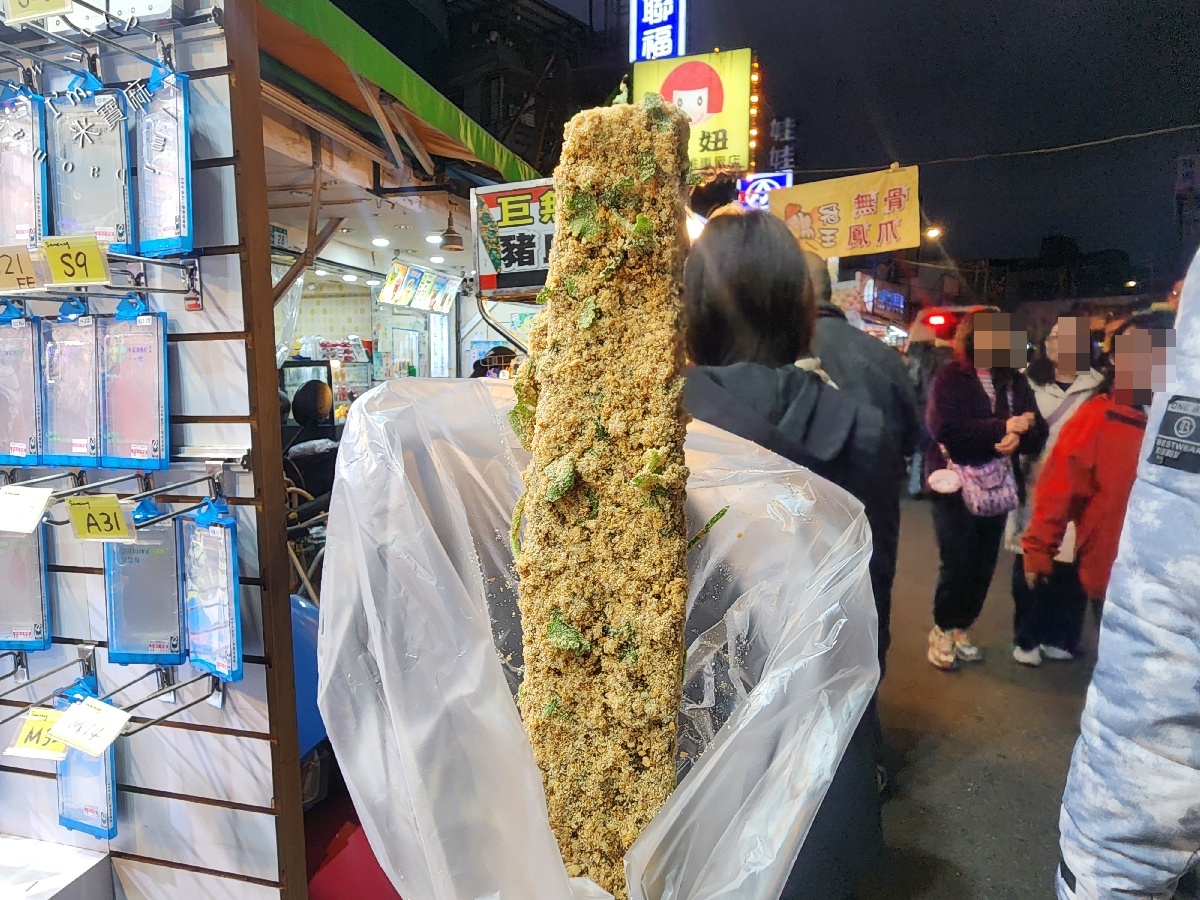 樂華姐妹巨無霸豬血糕｜樂華夜市美食，份量口感一次滿足的夜市經典小吃