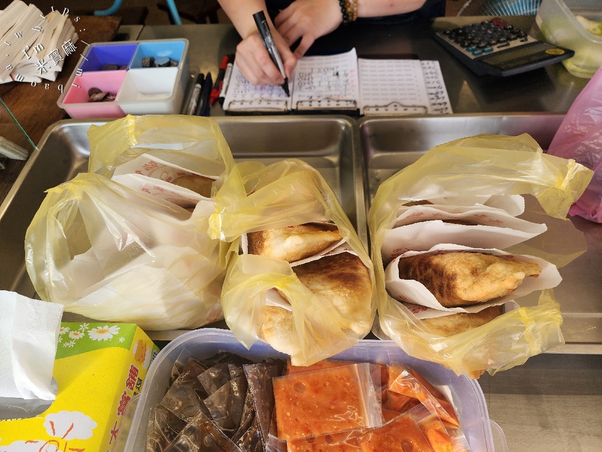 吳記北平餡餅專賣店｜新莊美食，爆汁豬牛肉餡餅、紅豆煎餅銷魂必吃！皮薄餡多在地人狂推！