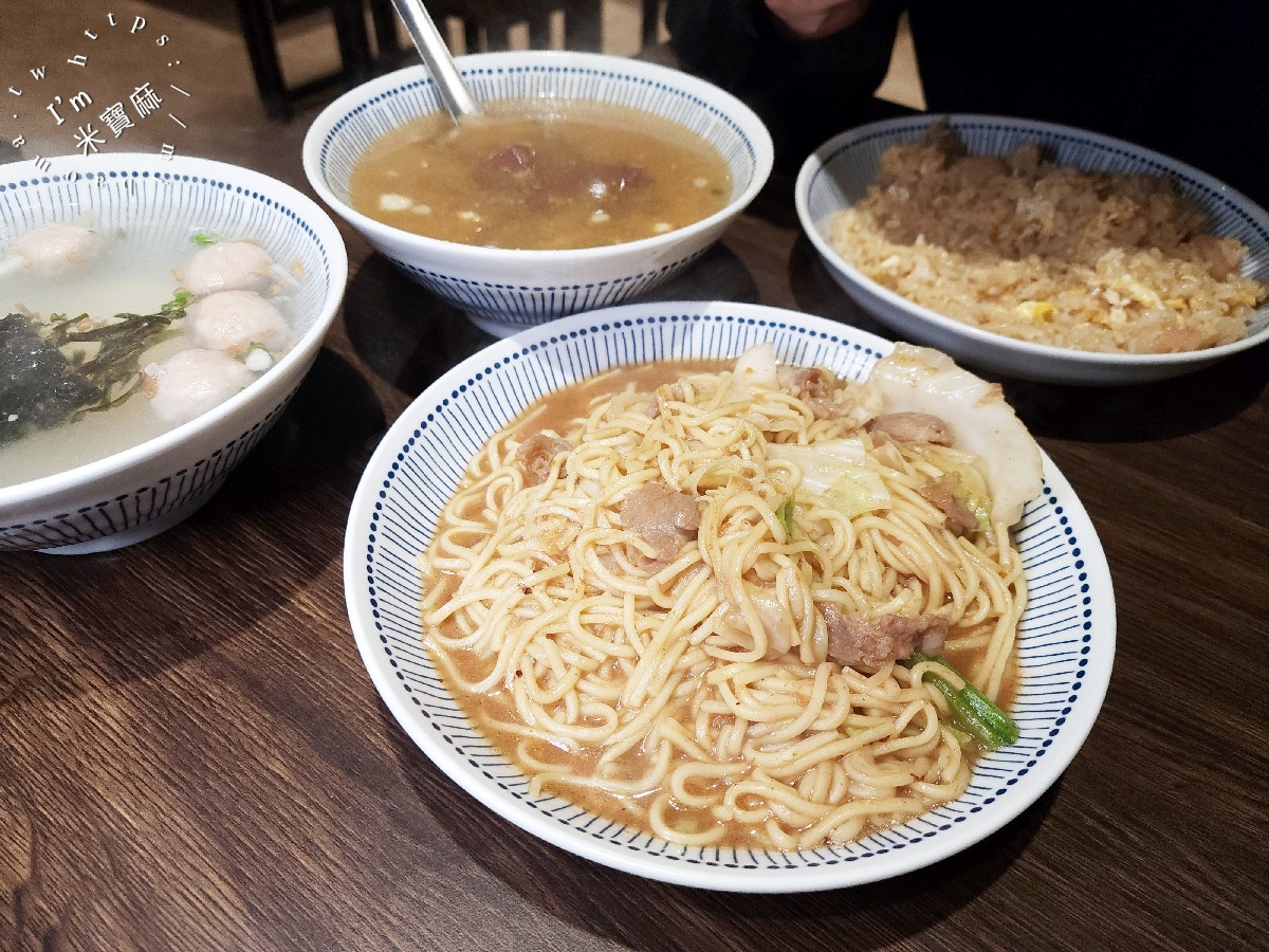 飛記炒飯之王｜板橋民權路人氣美食：粒粒分明炒飯、高CP值熱炒外帶首選！