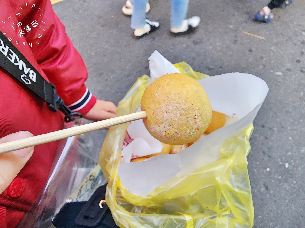 阿伯地瓜球｜湳雅夜市美食，冷掉也Q脆！多口味銅板價地瓜球排隊名店