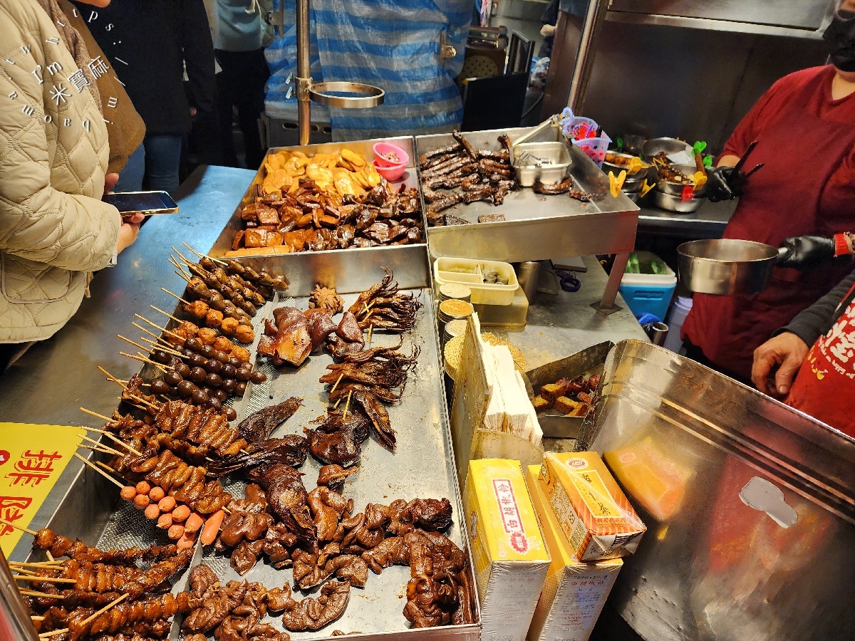 發發東山鴨頭｜寧夏夜市美食，逾30年老字號！黑金入味滷味推薦，宵夜聚餐必點！