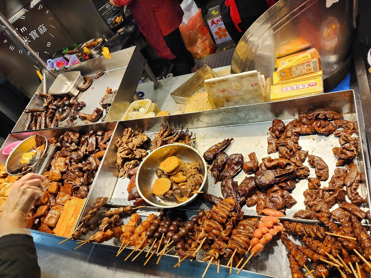 發發東山鴨頭｜寧夏夜市美食，逾30年老字號！黑金入味滷味推薦，宵夜聚餐必點！