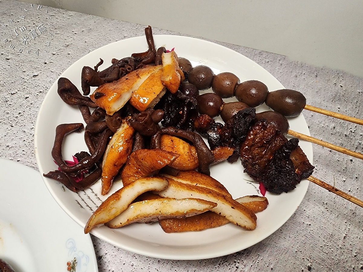 發發東山鴨頭｜寧夏夜市美食，逾30年老字號！黑金入味滷味推薦，宵夜聚餐必點！