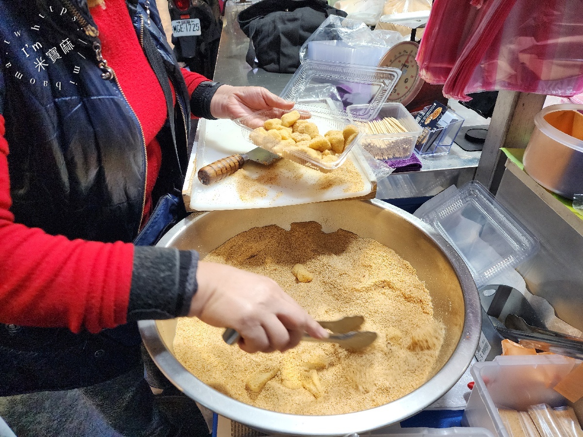 傳統客家麻糬|板橋黃石市場現剁花生麻糬,軟Q甜香銅板價的懷舊滋味 傳統客家麻糬|板橋黃石市場現剁花生麻糬,軟Q甜香銅板價的懷舊滋味