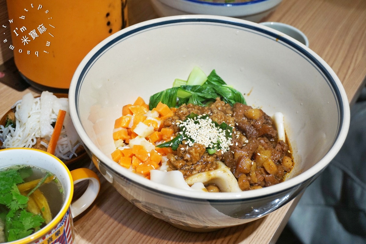 秦朝老碗麵｜中和手扯麵推薦！超Q彈寬版麵、40元小菜隨你疊、飲料無限暢飲，高CP值陝西風味麵食！