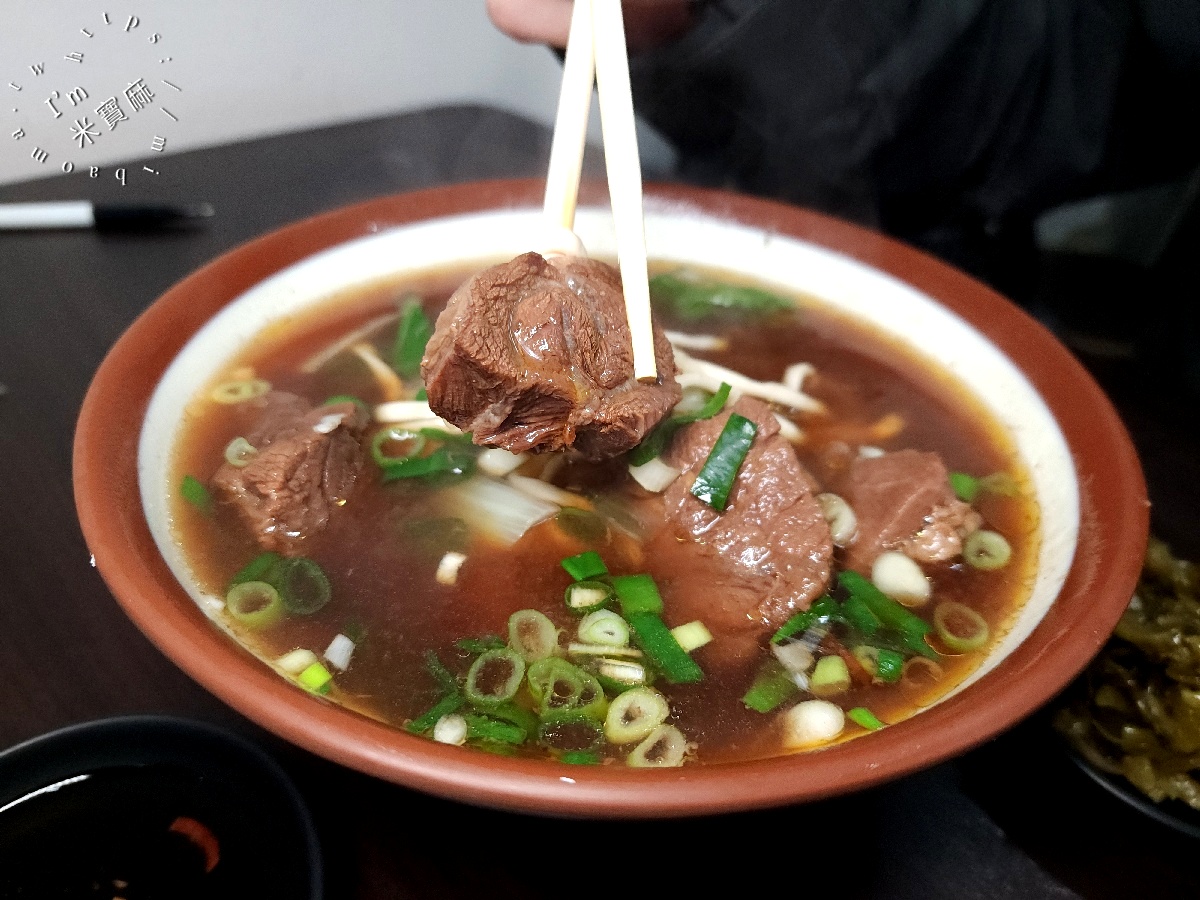 大東北牛肉麵水餃｜板橋美食，新埔民生站高CP值紅燒牛肉麵、爆汁韭菜水餃在地好滋味