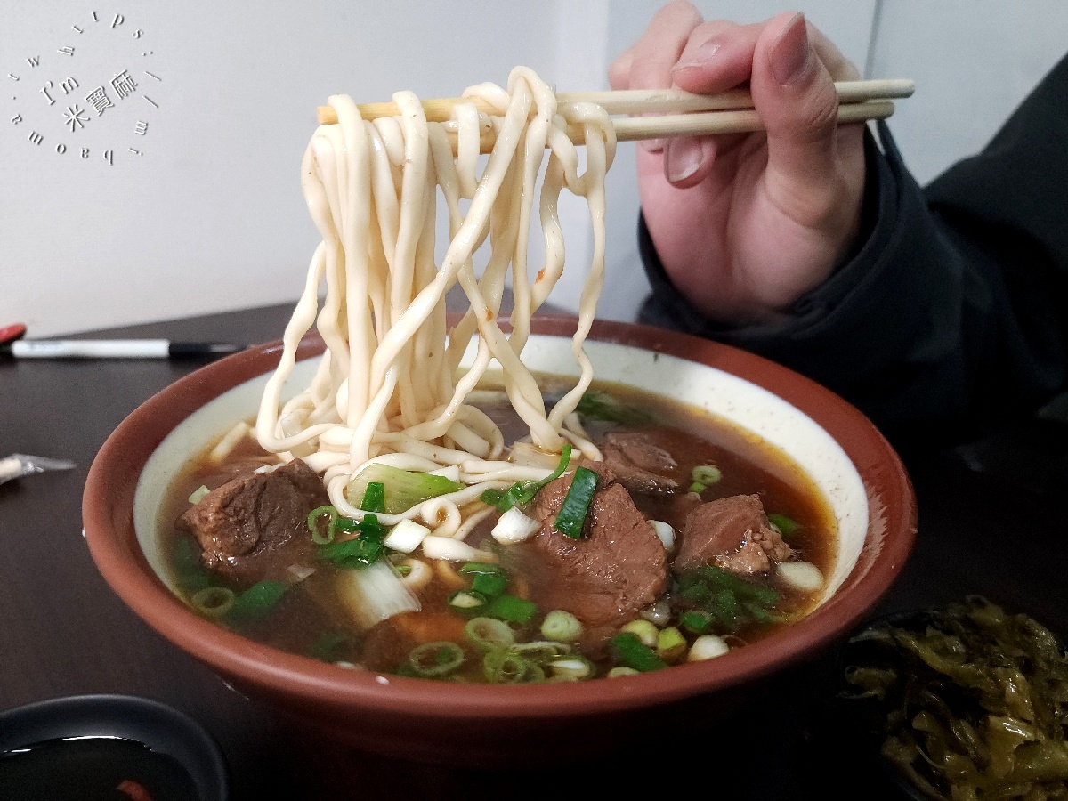 大東北牛肉麵水餃｜板橋美食，新埔民生站高CP值紅燒牛肉麵、爆汁韭菜水餃在地好滋味