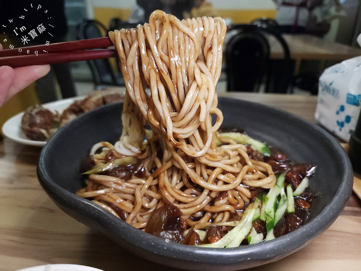 義聚東劉家水餃|永和美食,頂溪站30年老店!必吃山東燒雞、爆汁北方水餃與獨門炸醬麵 義聚東劉家水餃|永和美食,頂溪站30年老店!必吃山東燒雞、爆汁北方水餃與獨門炸醬麵