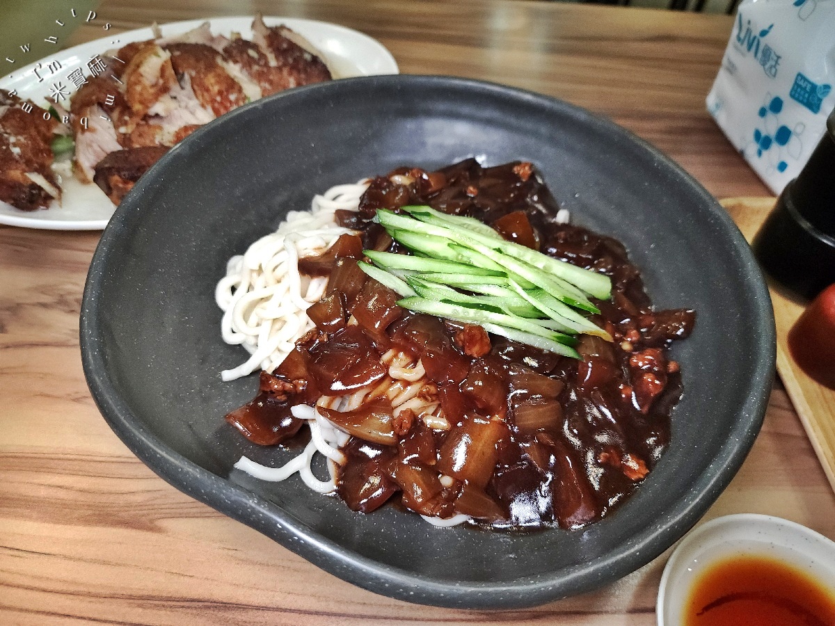 義聚東劉家水餃|永和美食,頂溪站30年老店!必吃山東燒雞、爆汁北方水餃與獨門炸醬麵 義聚東劉家水餃|永和美食,頂溪站30年老店!必吃山東燒雞、爆汁北方水餃與獨門炸醬麵