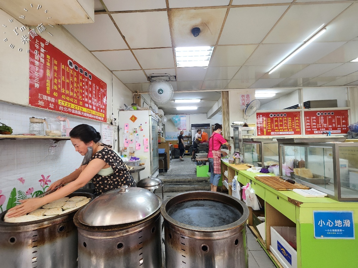 周家豆腐捲｜國父紀念館站光復市場必吃！500碗推薦的東北乾烙餅皮傳奇，清爽不油膩的家鄉味