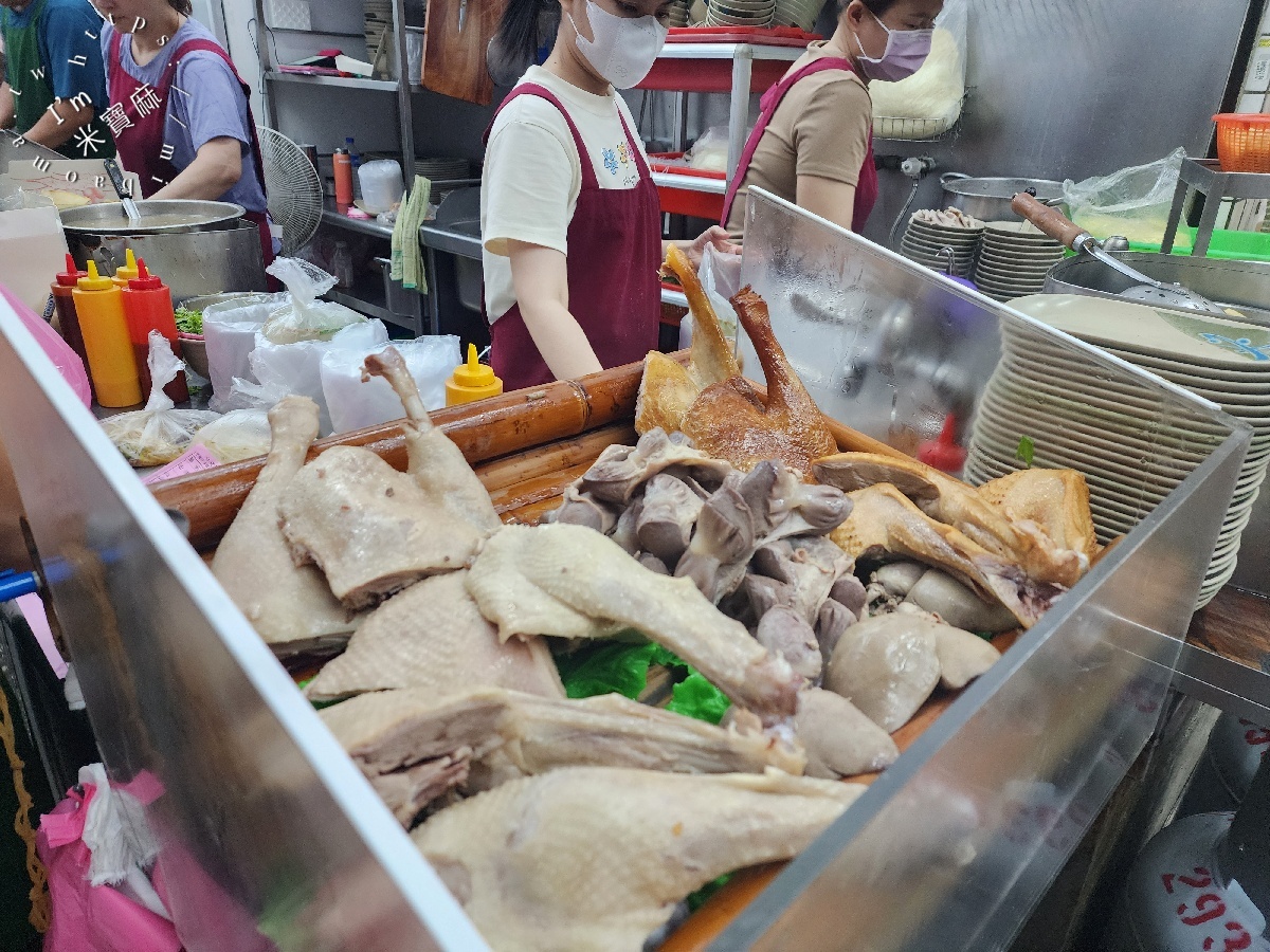 鵝媽媽鵝肉切仔麵｜景美在地必比登美食！必點煙燻鵝肉與Q彈切仔麵，吃過就懂它的厲害