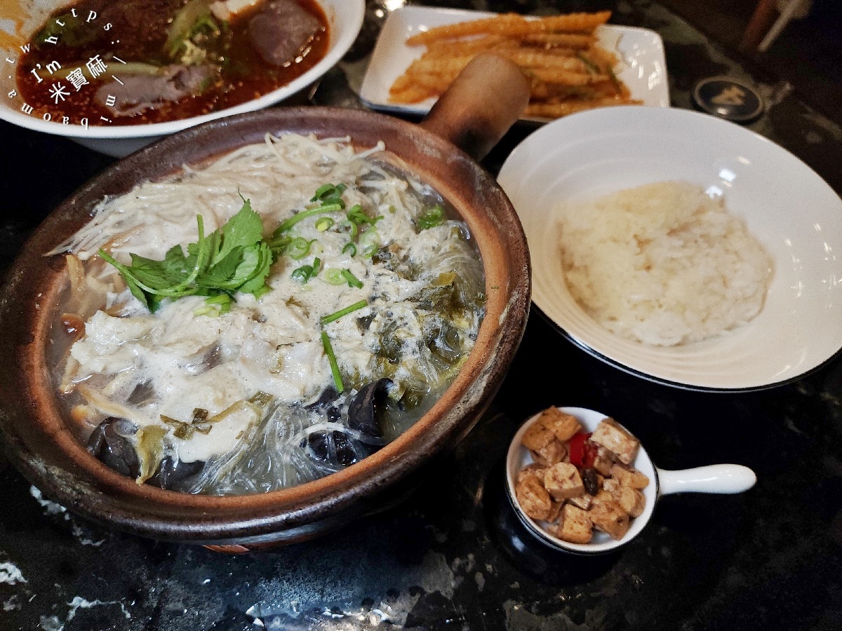 黃師傅酸辣粉｜中和廟口美食，麻辣Q彈酸辣粉與暖心砂鍋，捷運中和站周邊美食選擇