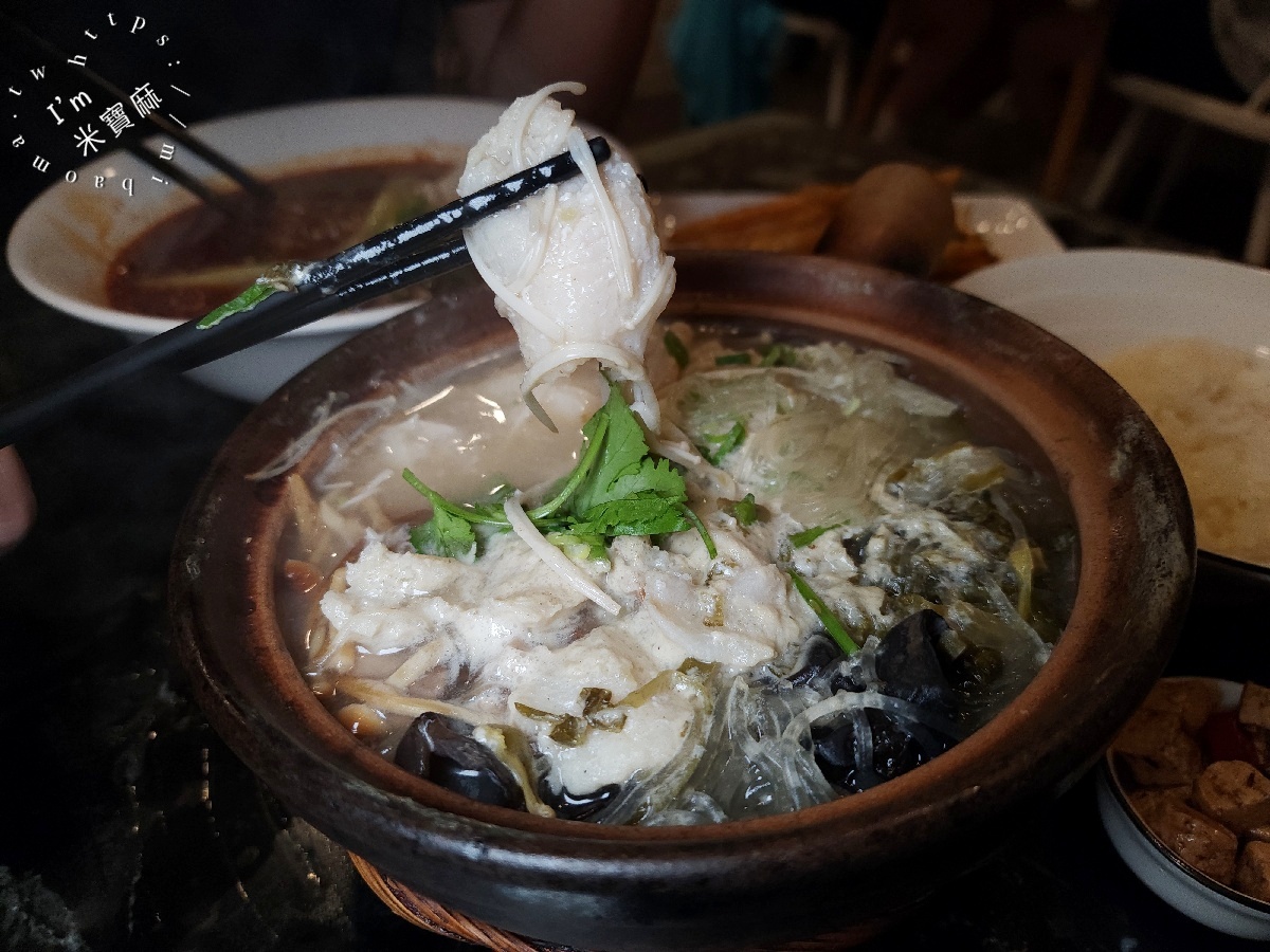 黃師傅酸辣粉｜中和廟口美食，麻辣Q彈酸辣粉與暖心砂鍋，捷運中和站周邊美食選擇