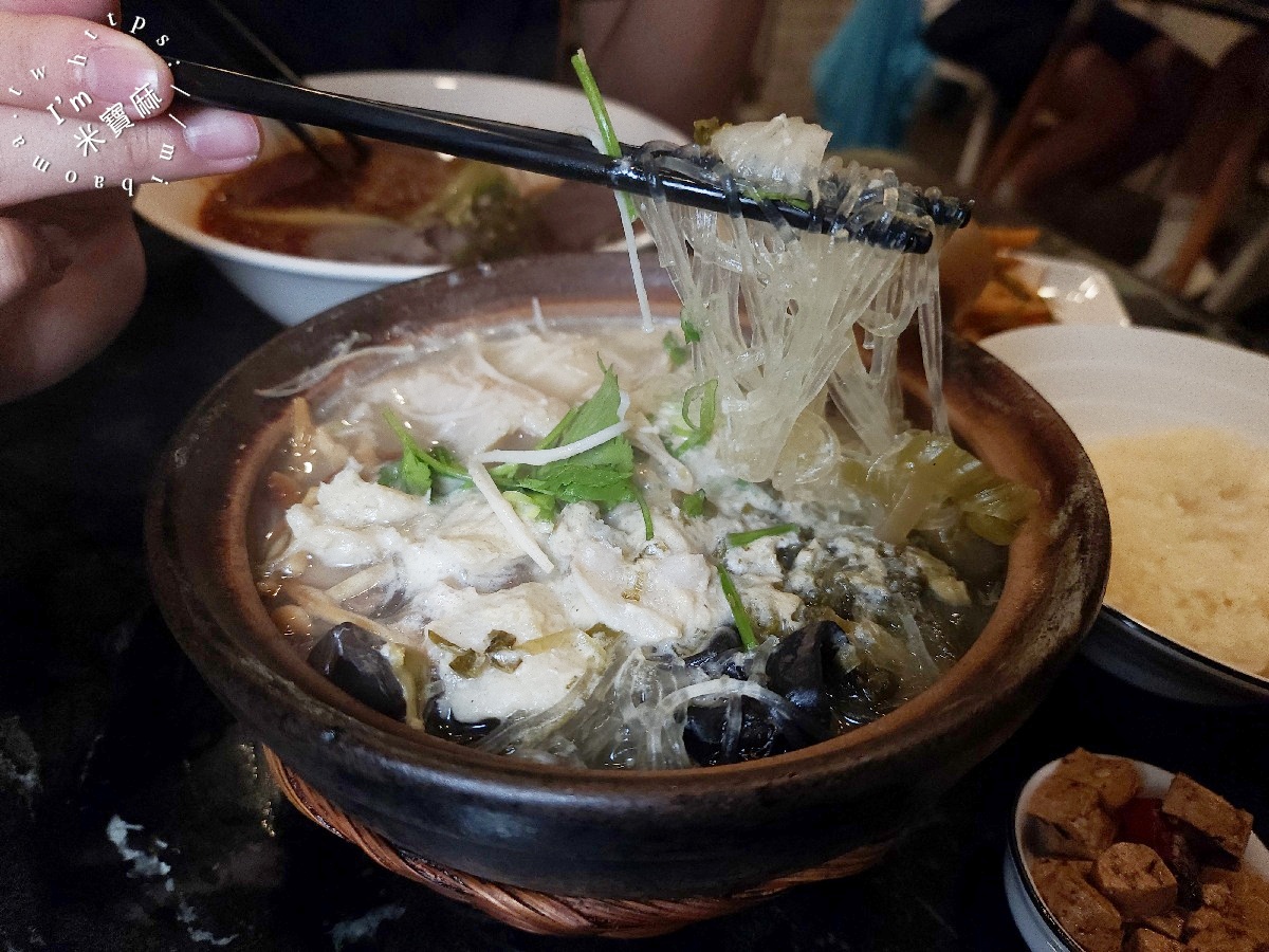 黃師傅酸辣粉｜中和廟口美食，麻辣Q彈酸辣粉與暖心砂鍋，捷運中和站周邊美食選擇