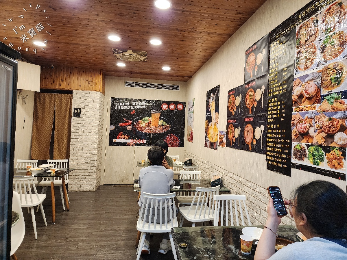 黃師傅酸辣粉｜中和廟口美食，麻辣Q彈酸辣粉與暖心砂鍋，捷運中和站周邊美食選擇