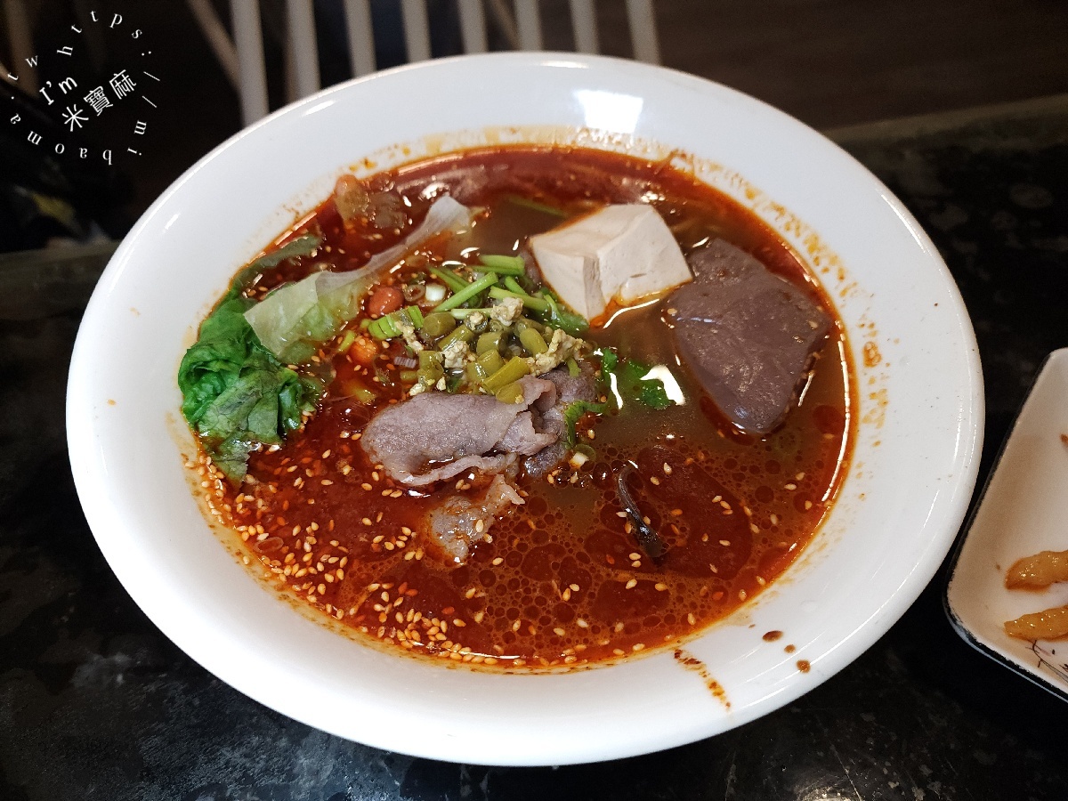 黃師傅酸辣粉｜中和廟口美食，麻辣Q彈酸辣粉與暖心砂鍋，捷運中和站周邊美食選擇