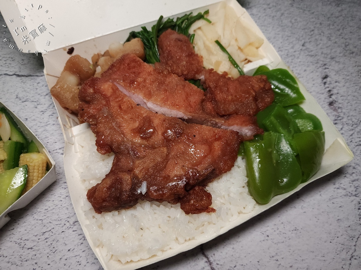 巧福便當｜台北城中市場必吃！招牌飯、炸排骨，多樣配菜讓你飽足一整天
