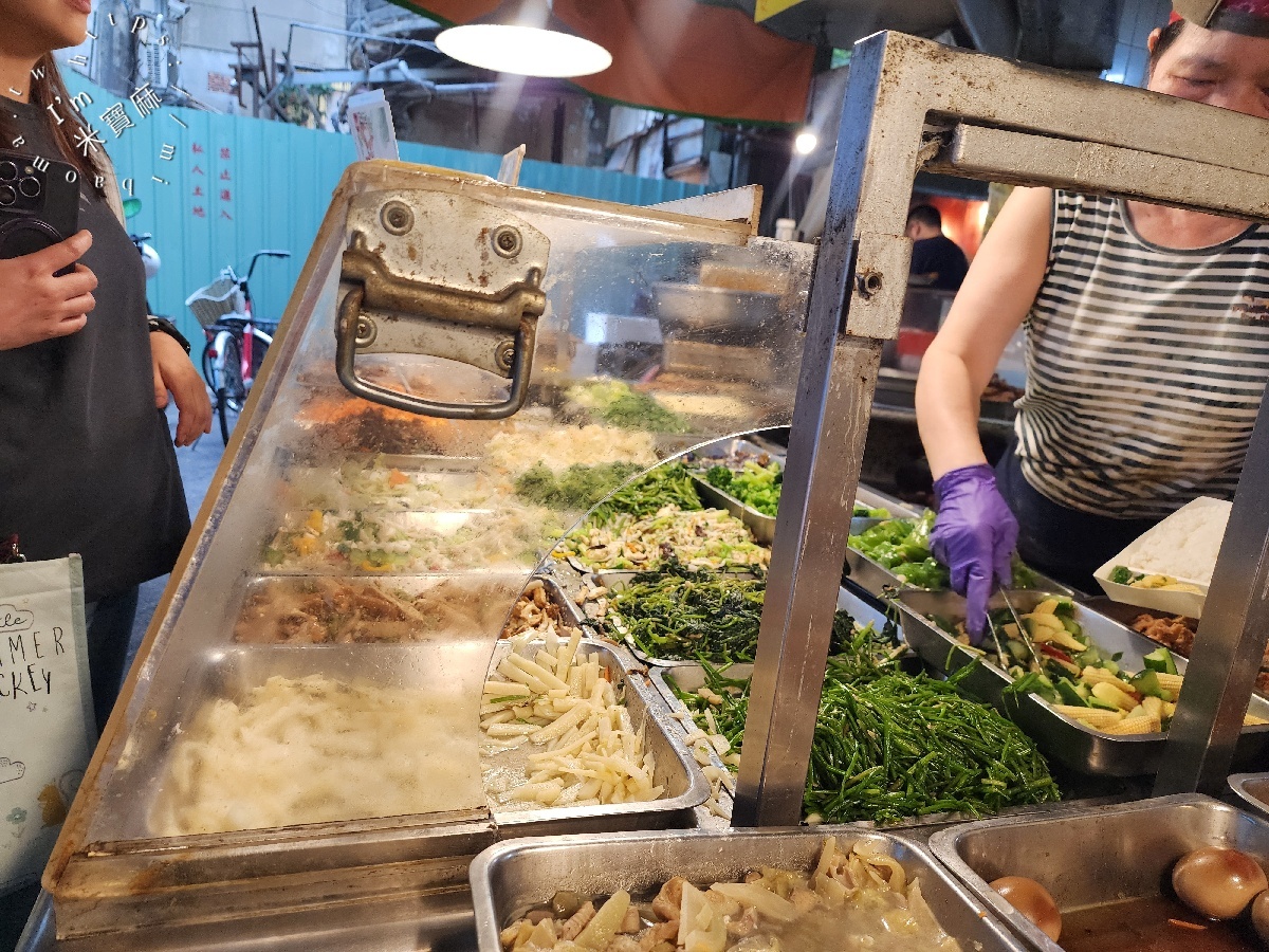 巧福便當｜台北城中市場必吃！招牌飯、炸排骨，多樣配菜讓你飽足一整天