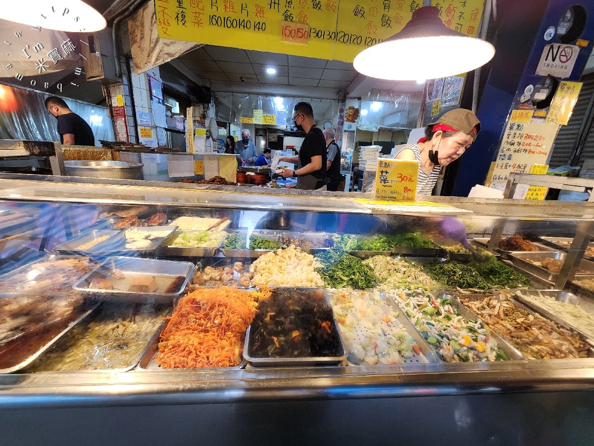 巧福便當｜台北城中市場必吃！招牌飯、炸排骨，多樣配菜讓你飽足一整天