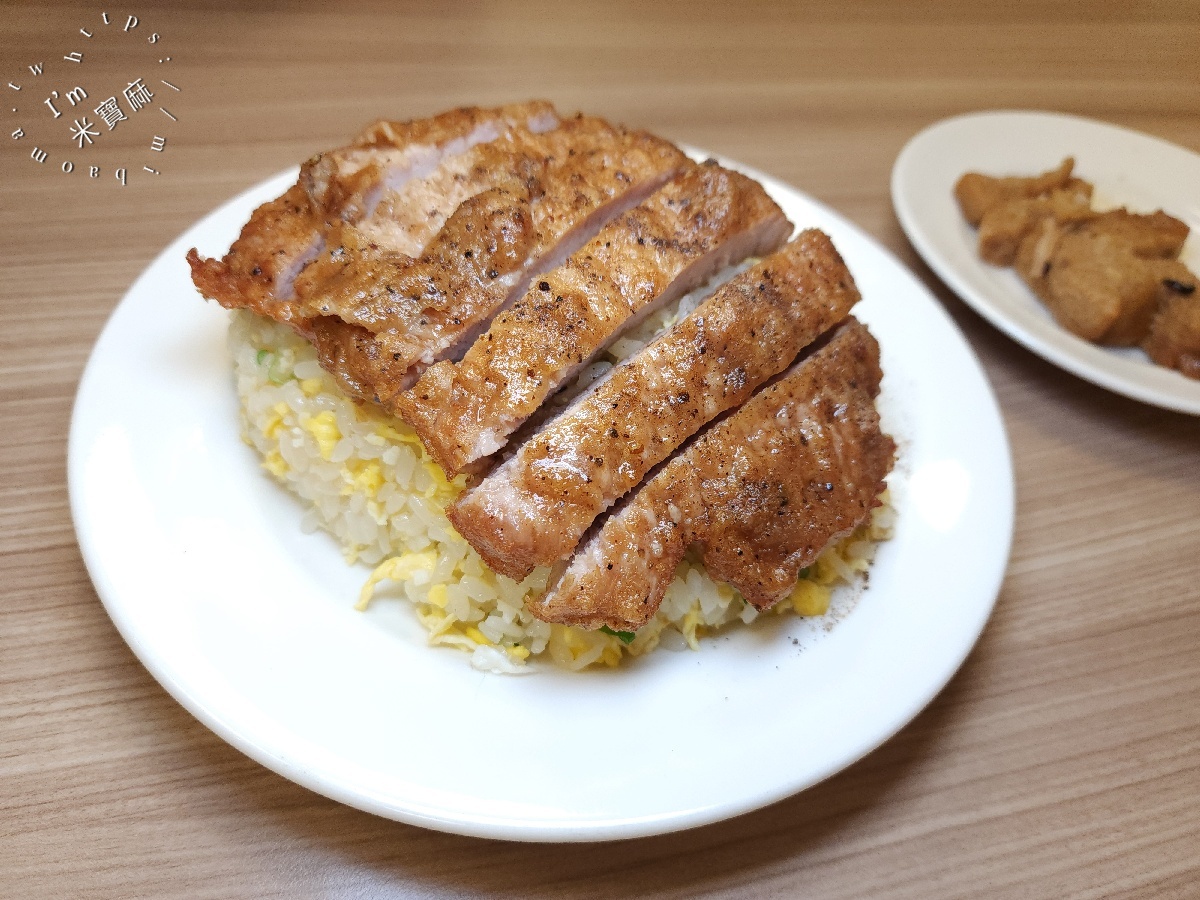 三碗公炒飯｜土城美食，前鼎泰豐師傅的手藝！不只排骨炒飯，多樣麵點小菜