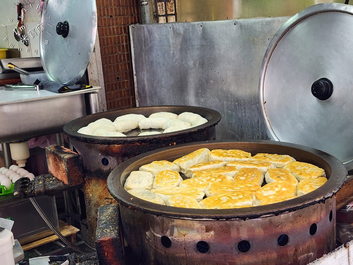 王記豆腐捲|信義安和站美食,乾烙不油膩,銅板價小吃激推,韭菜盒、豆腐捲都很正點 王記豆腐捲|信義安和站美食,乾烙不油膩,銅板價小吃激推,韭菜盒、豆腐捲都很正點