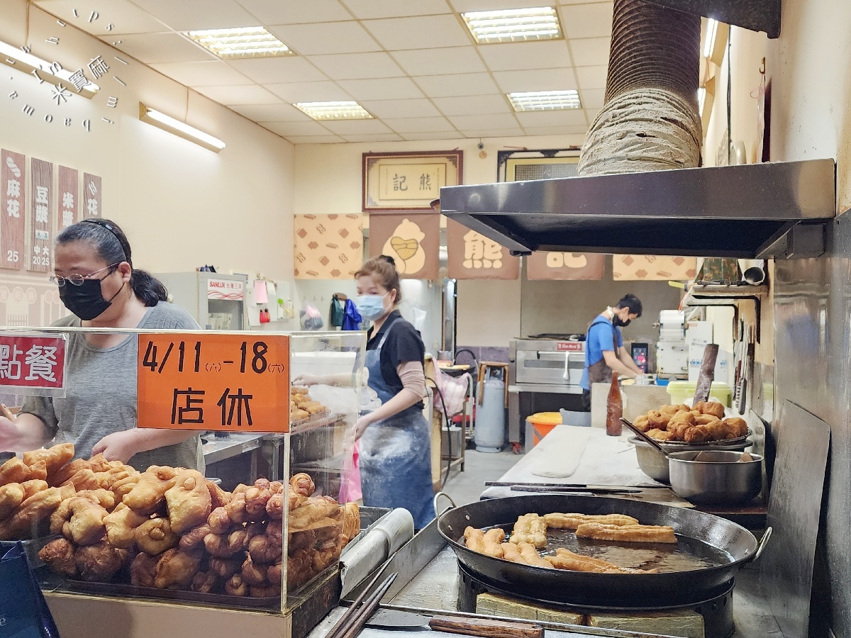 熊記燒餅油條專賣店｜新莊93年早餐老店，睡過頭就吃不到！排隊人潮滿到爆，這幾樣必點！