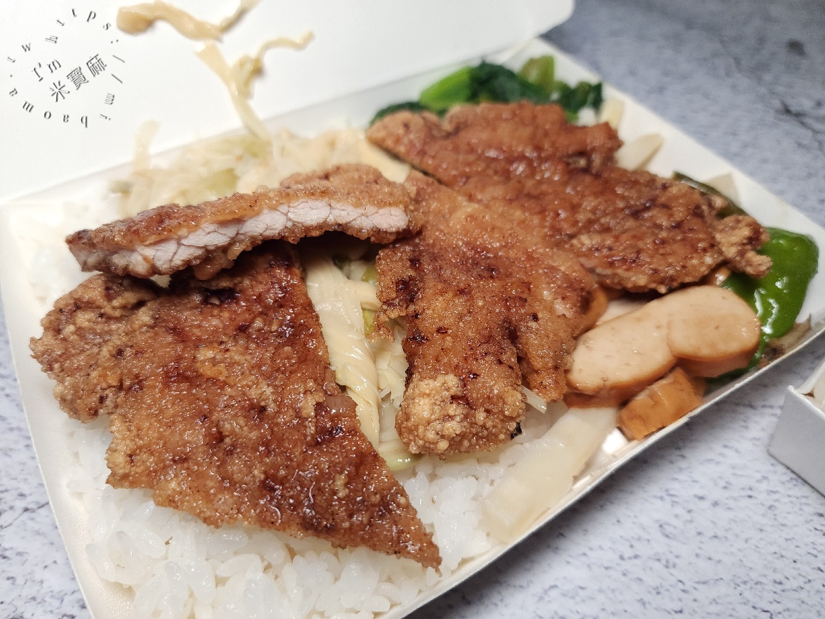 曾紅嘉義雞肉飯｜永和美食，炸排骨香酥，配菜豐富超滿足