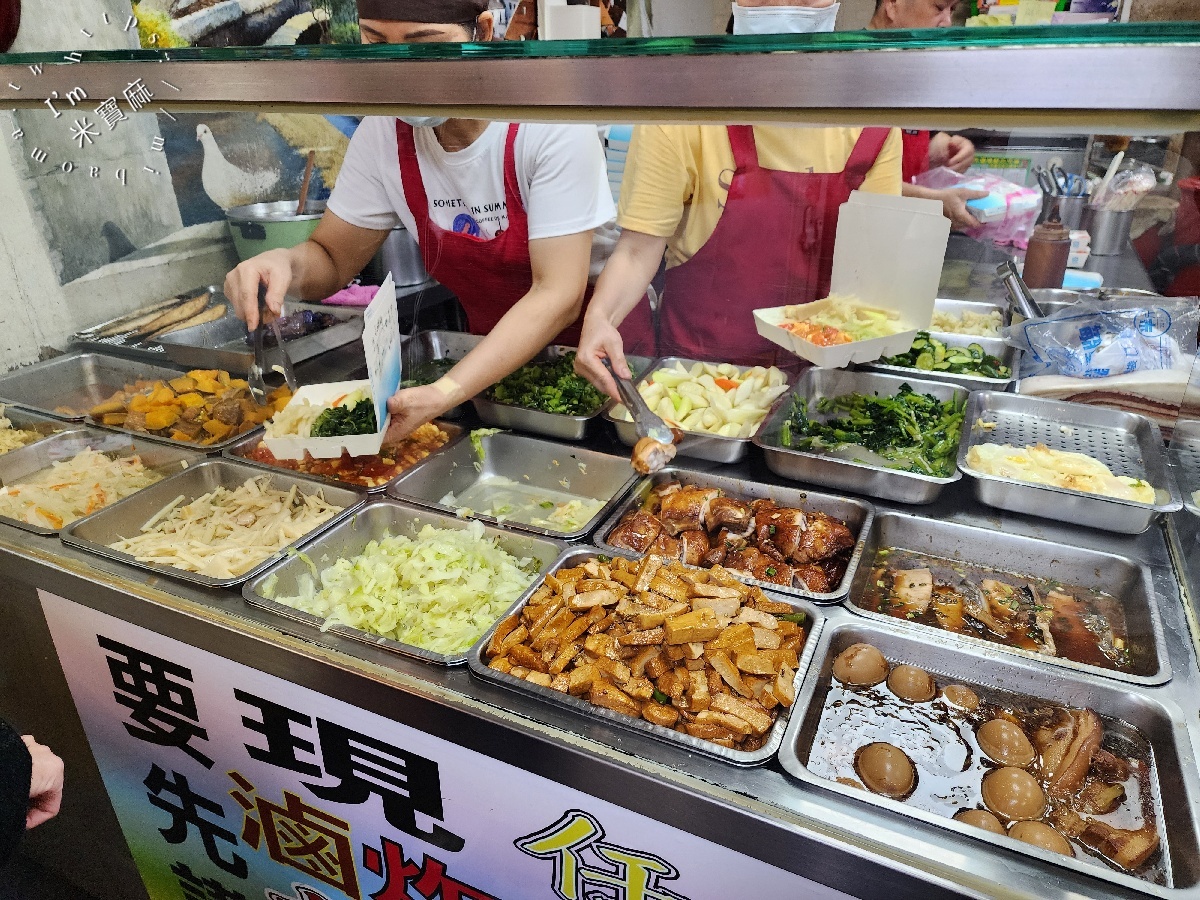 曾紅嘉義雞肉飯｜永和美食，炸排骨香酥，配菜豐富超滿足