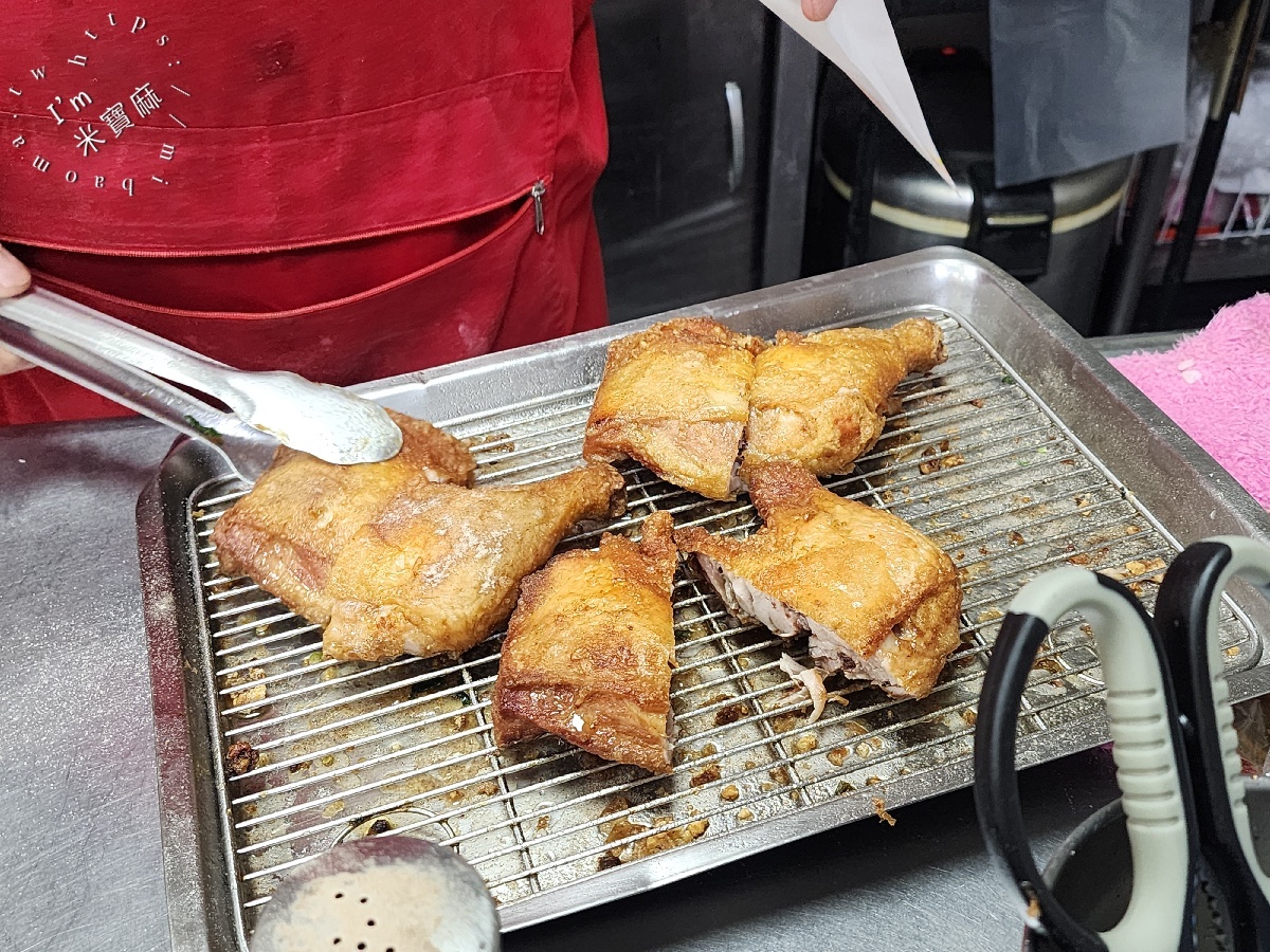 曾紅嘉義雞肉飯｜永和美食，炸排骨香酥，配菜豐富超滿足