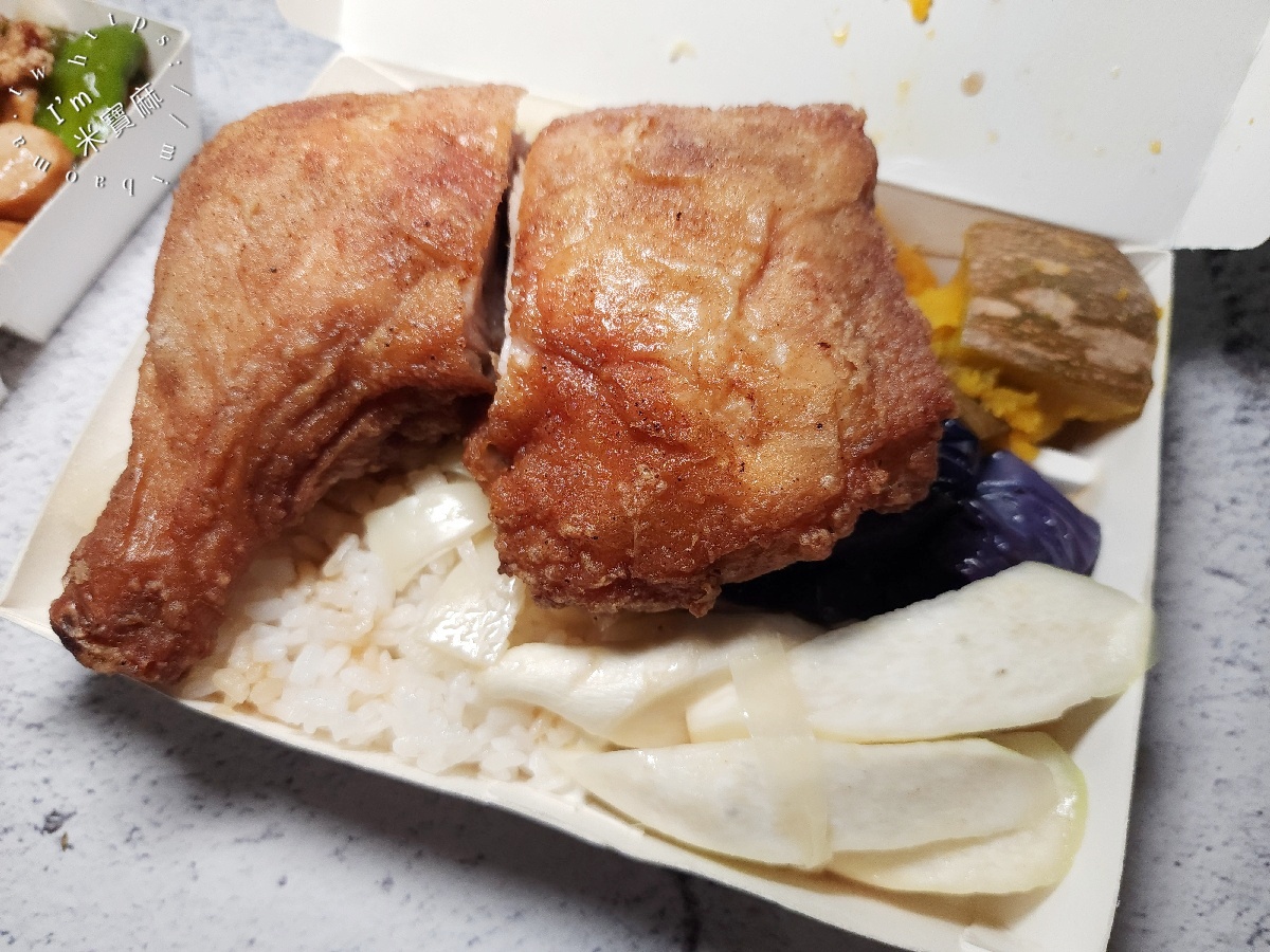 曾紅嘉義雞肉飯｜永和美食，炸排骨香酥，配菜豐富超滿足