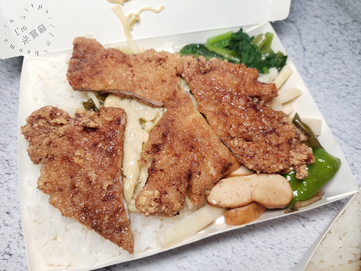 曾紅嘉義雞肉飯｜永和美食，炸排骨香酥，配菜豐富超滿足