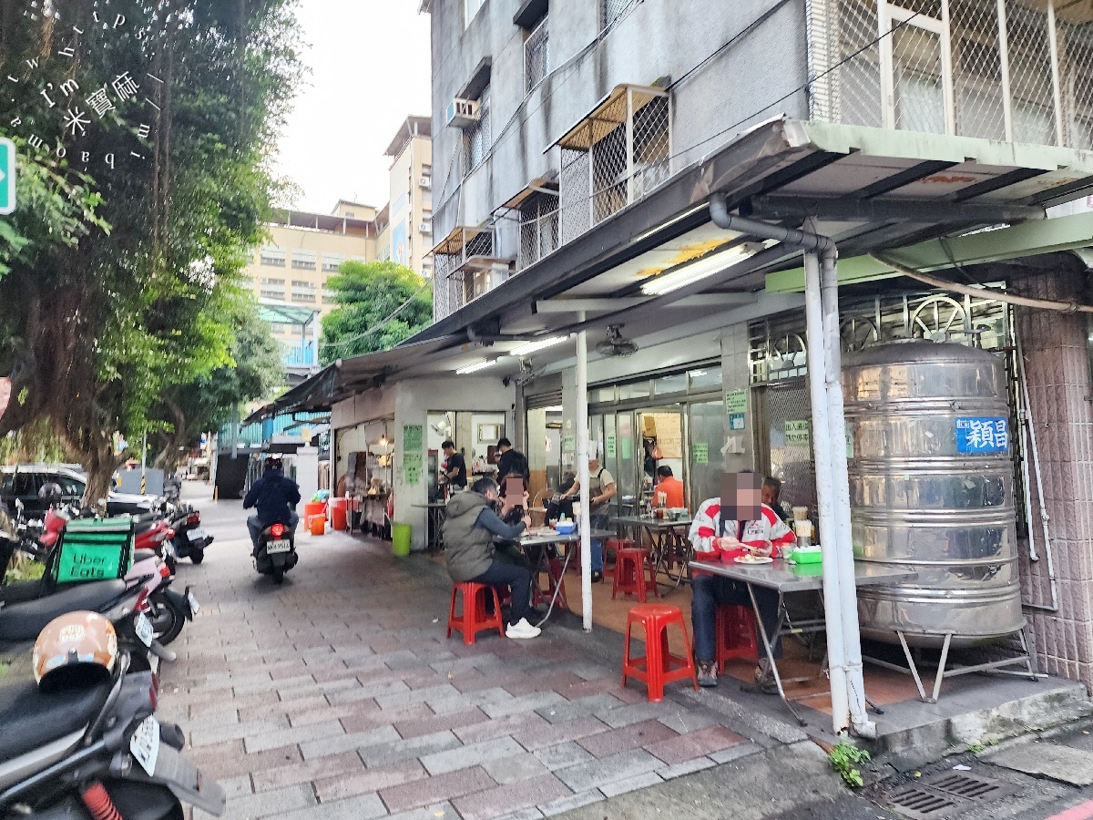 崇光米粉湯（帥哥米粉湯）｜新店在地人激推！銅板價古早味，黑白切、麻醬麵一樣銷魂