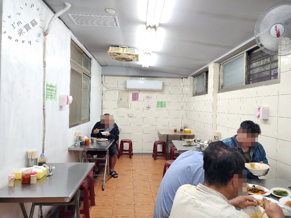 崇光米粉湯（帥哥米粉湯）｜新店在地人激推！銅板價古早味，黑白切、麻醬麵一樣銷魂