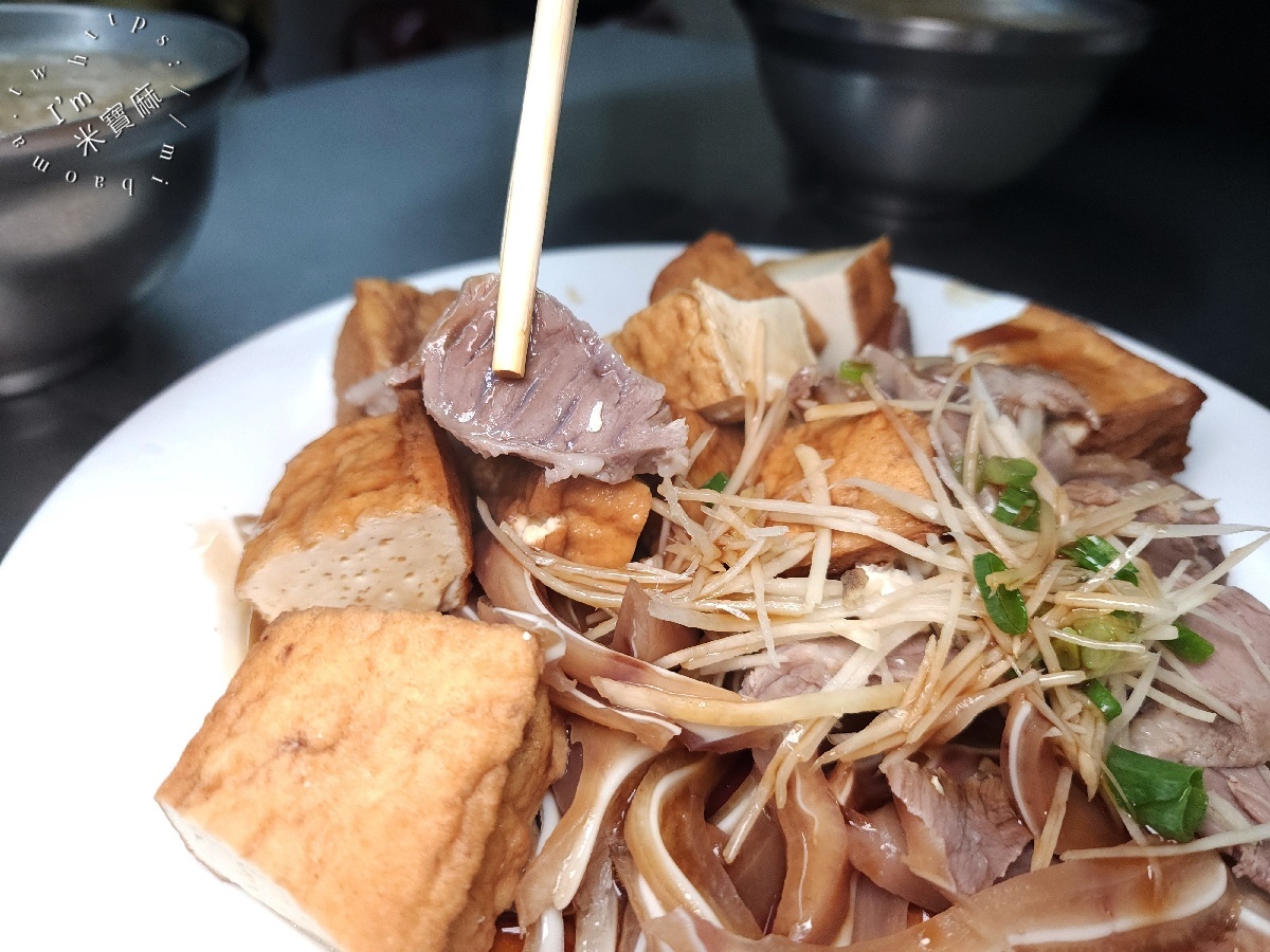 崇光米粉湯（帥哥米粉湯）｜新店在地人激推！銅板價古早味，黑白切、麻醬麵一樣銷魂