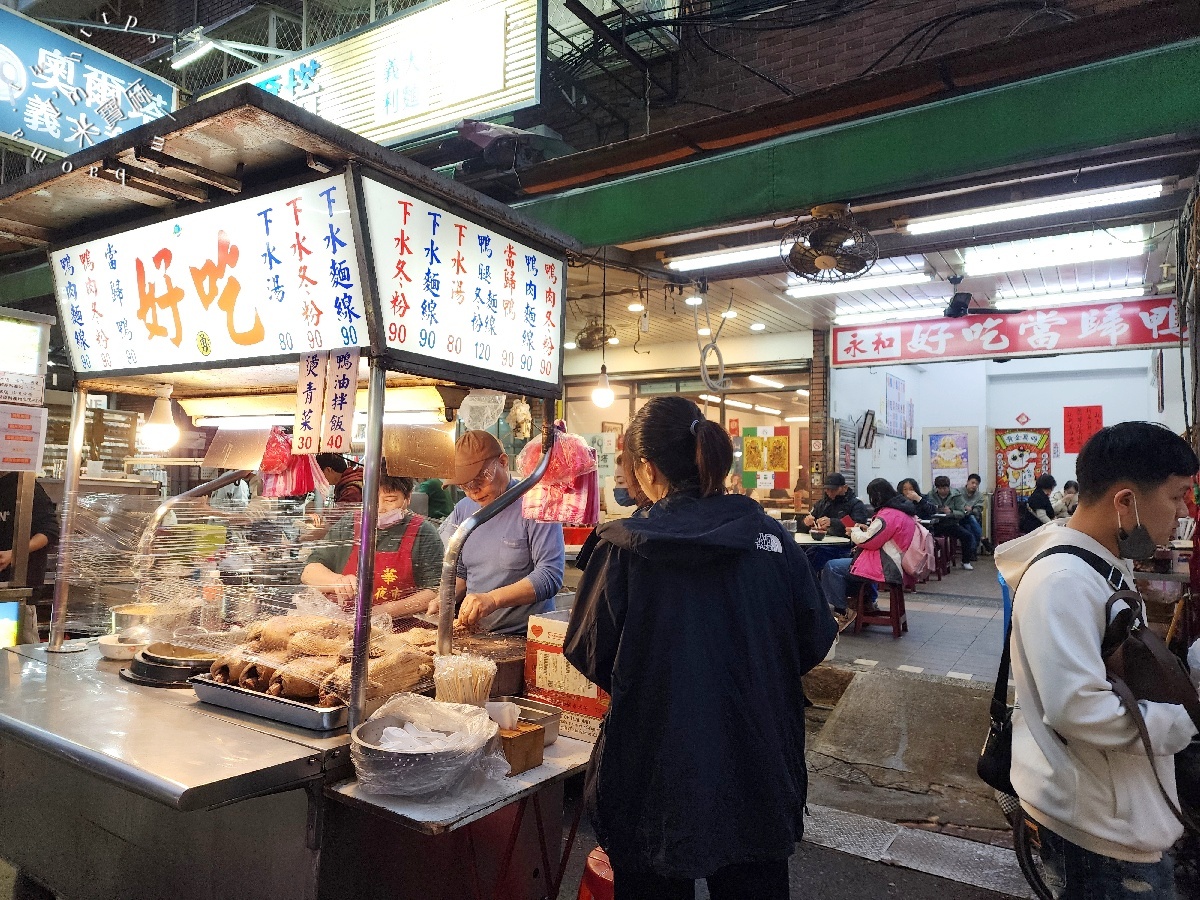 好吃當歸鴨｜樂華夜市美食，暖心湯頭與銷魂鴨肉，百元平價享受