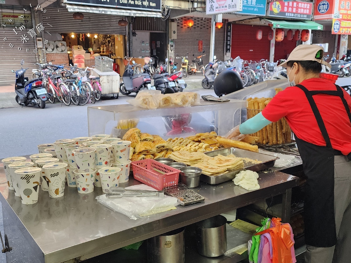 家香豆漿店｜信義區早餐，酥香燒餅油條、爆汁小籠包，在地人也愛的吳興街排隊美食